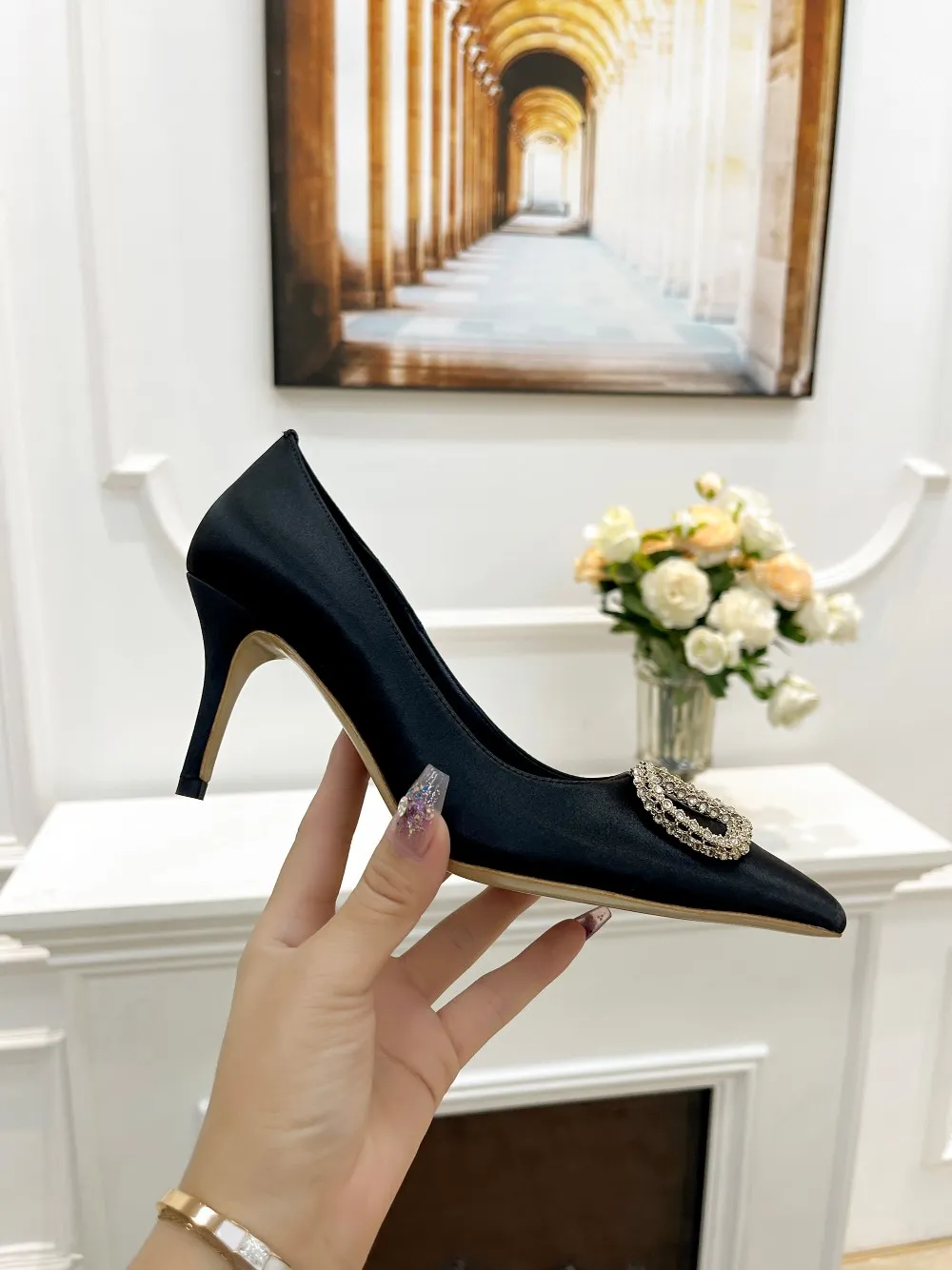 👟👟Ex-factory price 440👟👟 Genuine leather sole +40 Top version 𝑉𝐴𝐿𝐸𝑁𝑇𝐼𝑁𝑂 Valentino new spring and summer women's 8-color single shoes [Latest rhinestone buckle] brings out a full sense of luxury, and the new season will live up to expectations! Worth buying ★Absolutely high-grade❥Original method, Absolute sensibility❥Elegant style, No-frills walking artifact Code number: 35-41 (34-42 customized) Fabric: Imported silk Lining: Sheepskin lining Heel height: 4cm～7.5cm2⃣️A choice of leather outsole Rubber outsole
